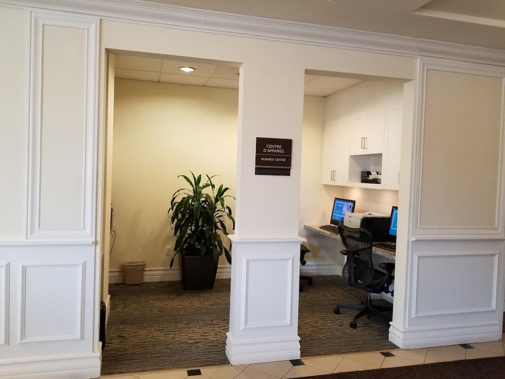 Hilton Garden Inn Montreal Airport Дорваль Экстерьер фото