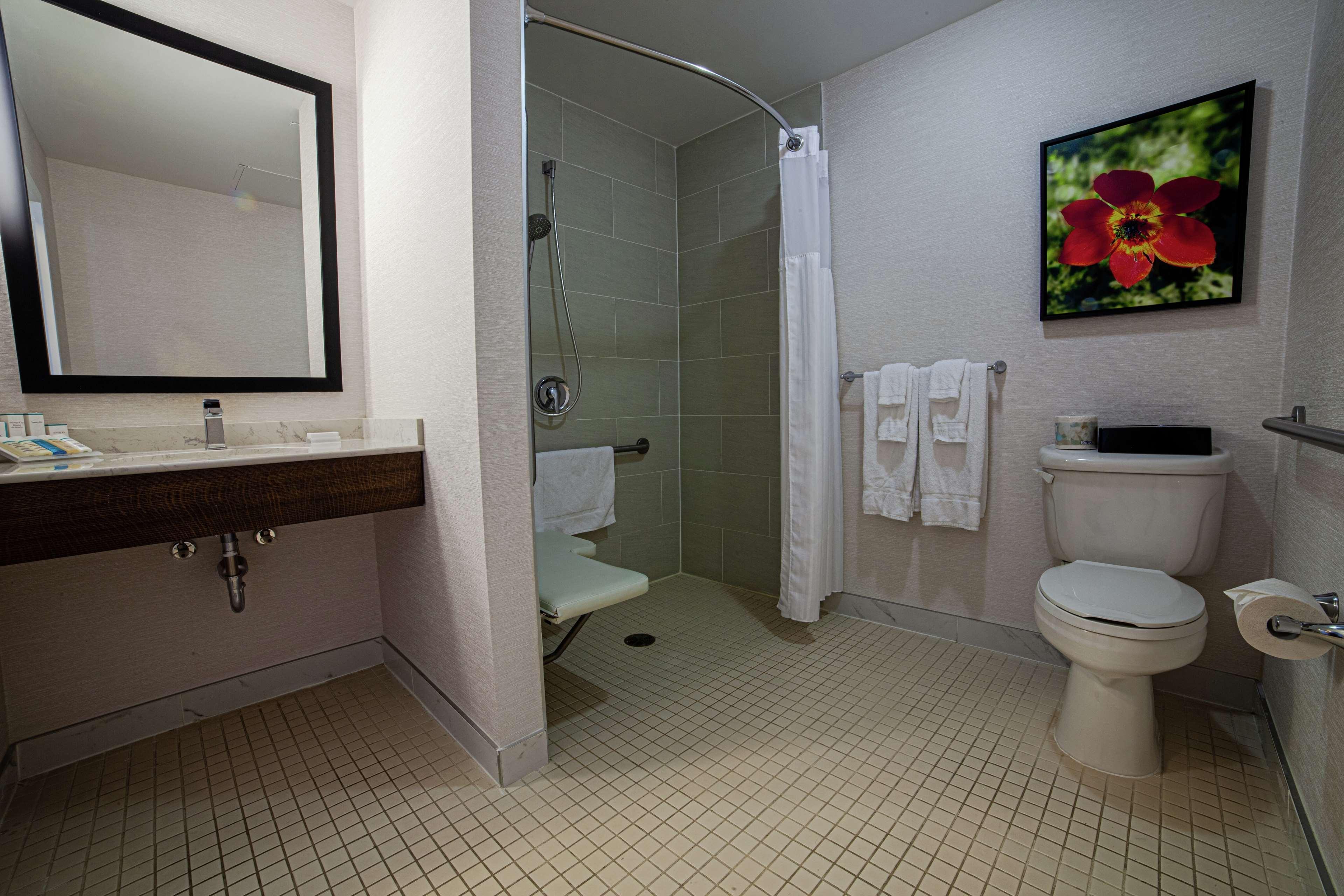 Hilton Garden Inn Montreal Airport Дорваль Экстерьер фото