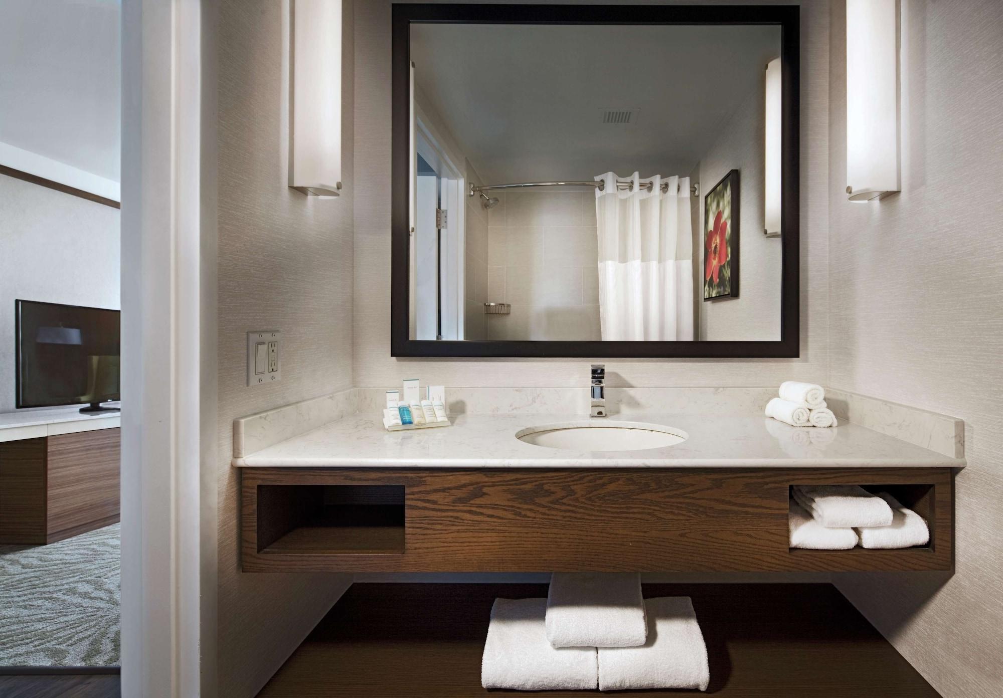Hilton Garden Inn Montreal Airport Дорваль Экстерьер фото