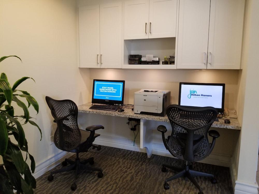 Hilton Garden Inn Montreal Airport Дорваль Экстерьер фото