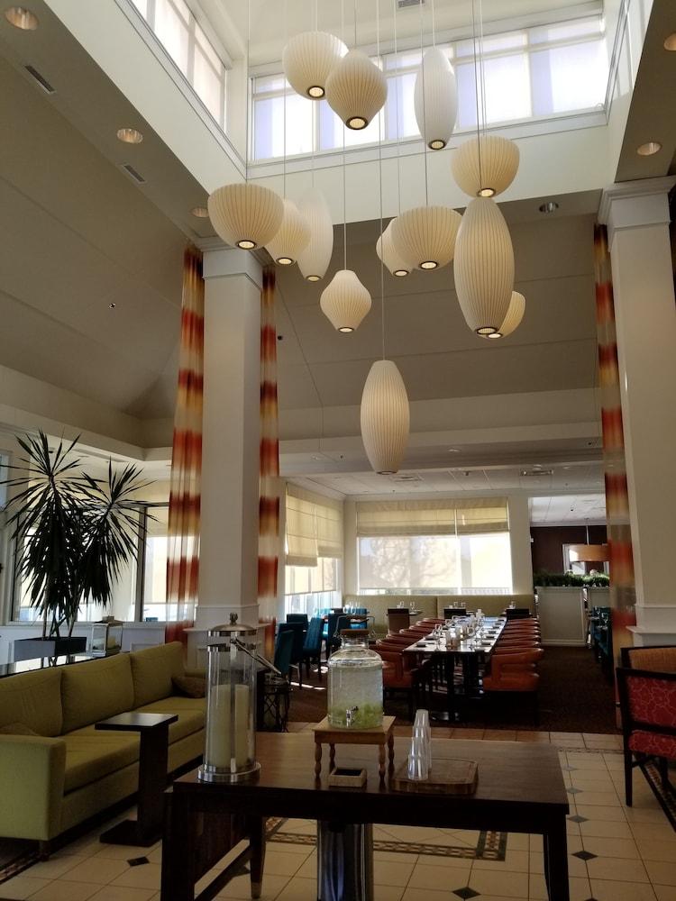 Hilton Garden Inn Montreal Airport Дорваль Экстерьер фото
